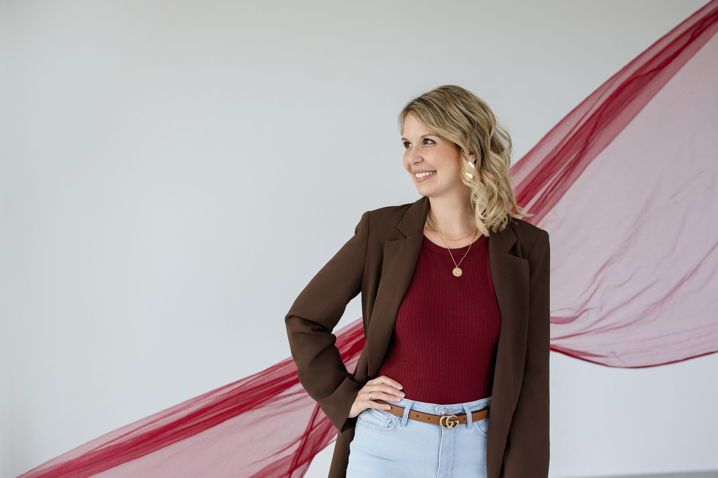 Iris Gassner, selbstbewusst vor fließendem Stoff, Studioportrait