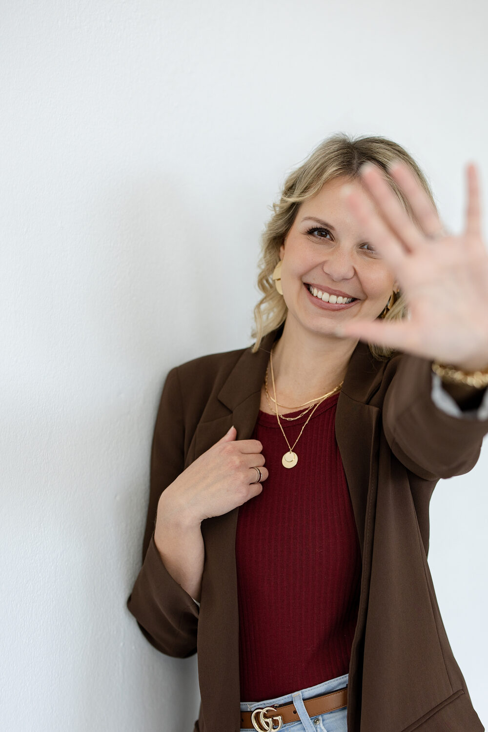 Iris Gassner in lebendiger Geste, Nahaufnahme im Studio